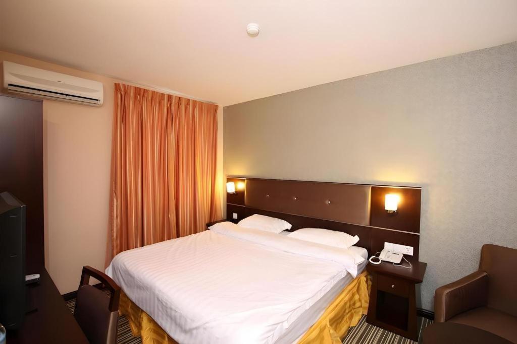 1 Hotel *