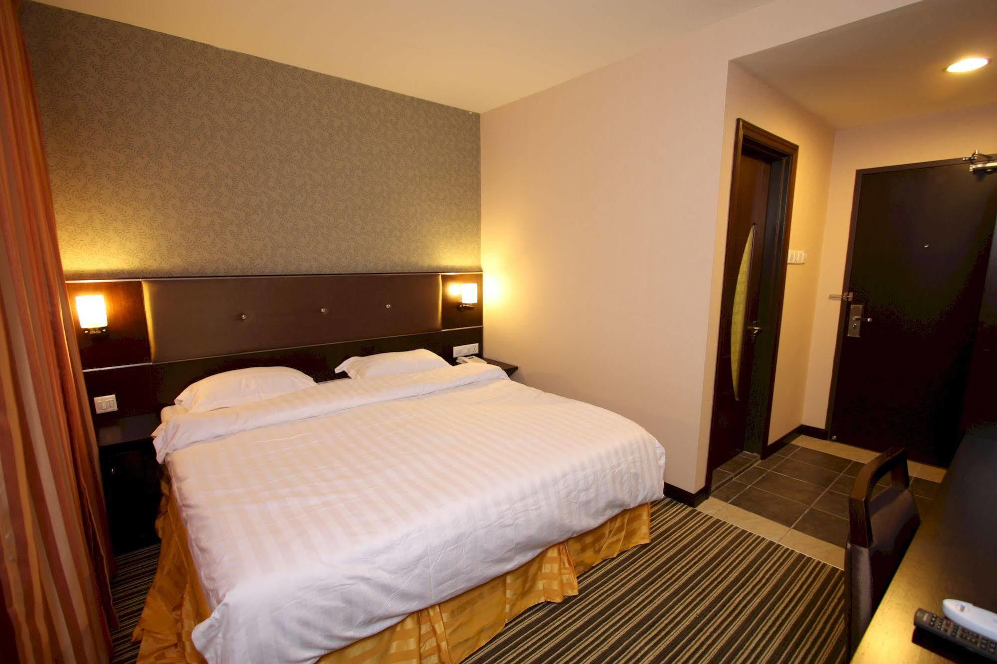 1 Hotel
