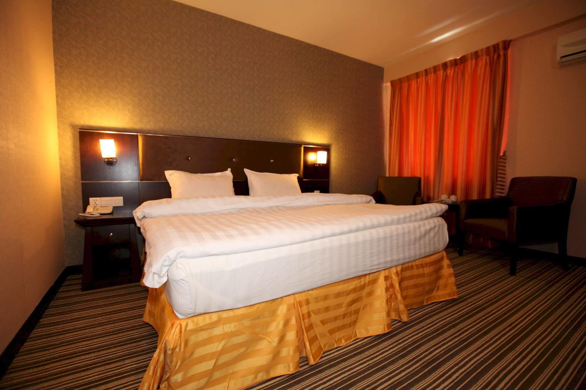 Hotel 1 *