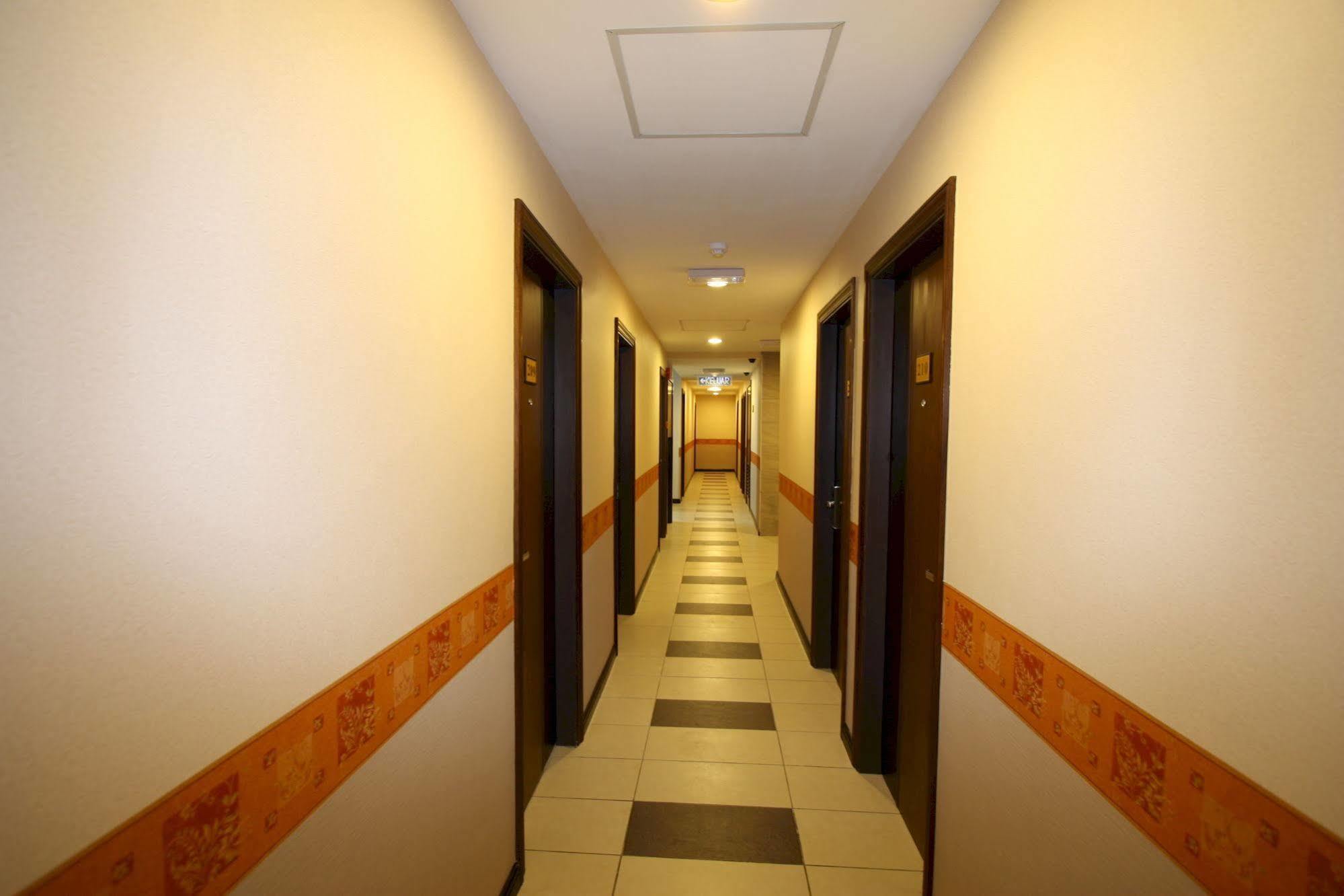 Hotel 1 *