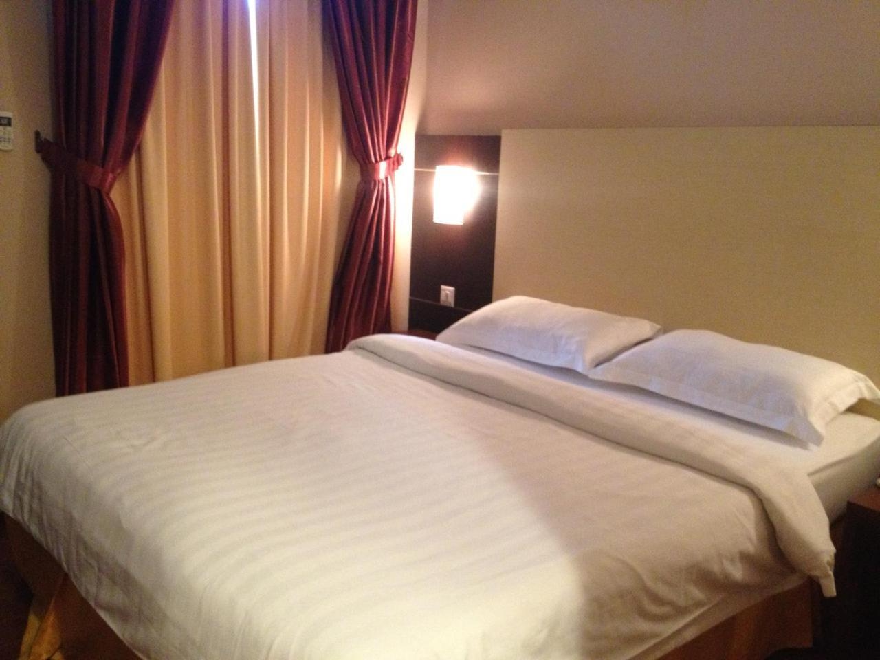 1 Hotel