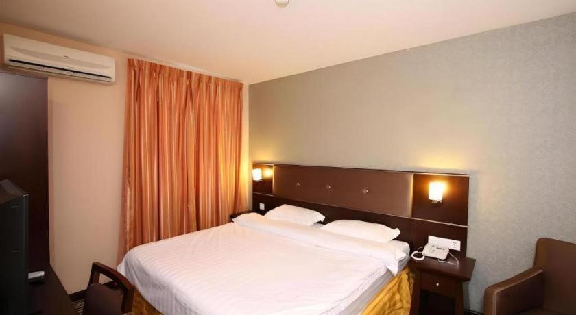 1 Hotel