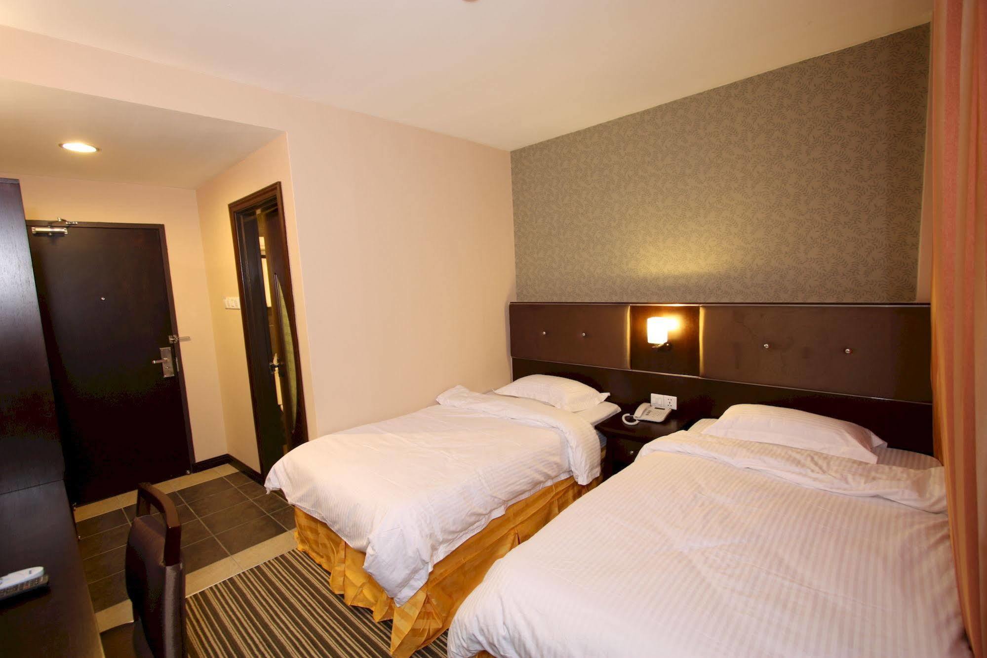 Hotel 1 *