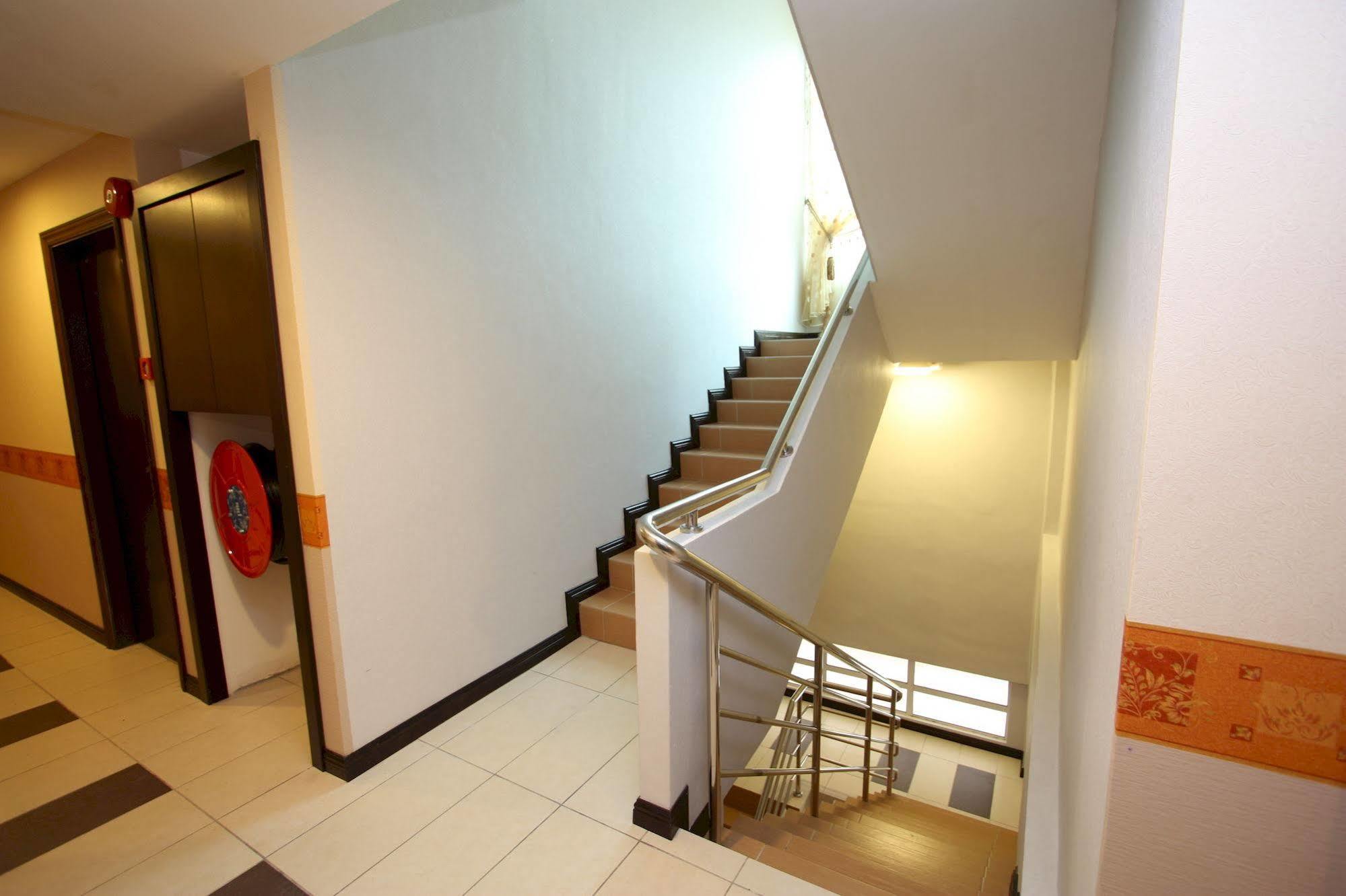 1 Hotel *